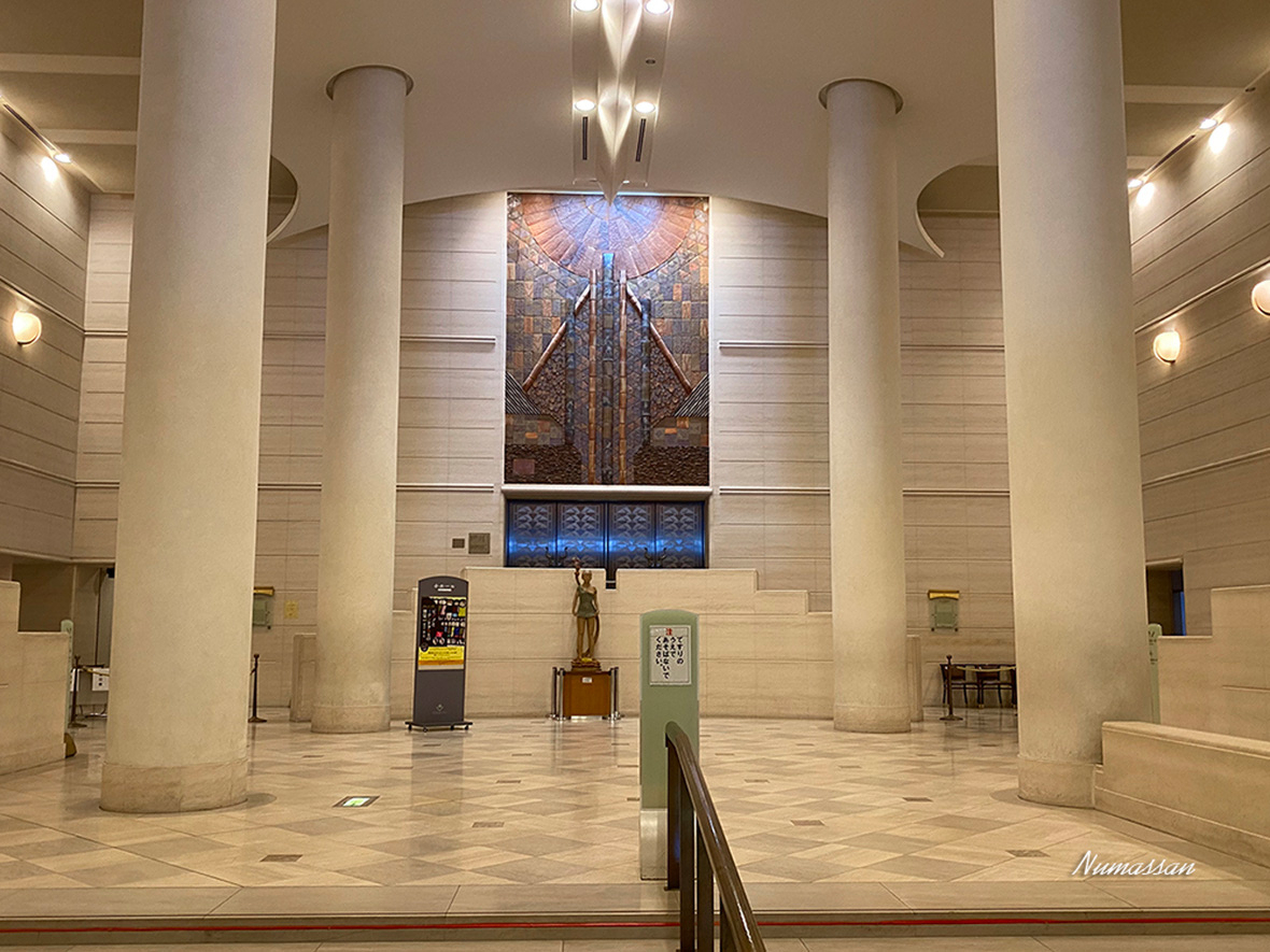 コンサート会場の福山市リーデンローズ 小ホールのエントランス