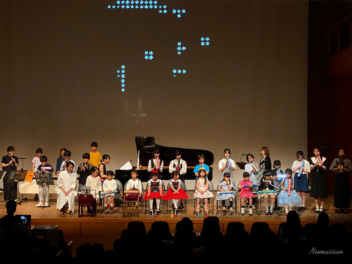 亜実子さん主宰のピアノ教室の生徒さんも共演している様子