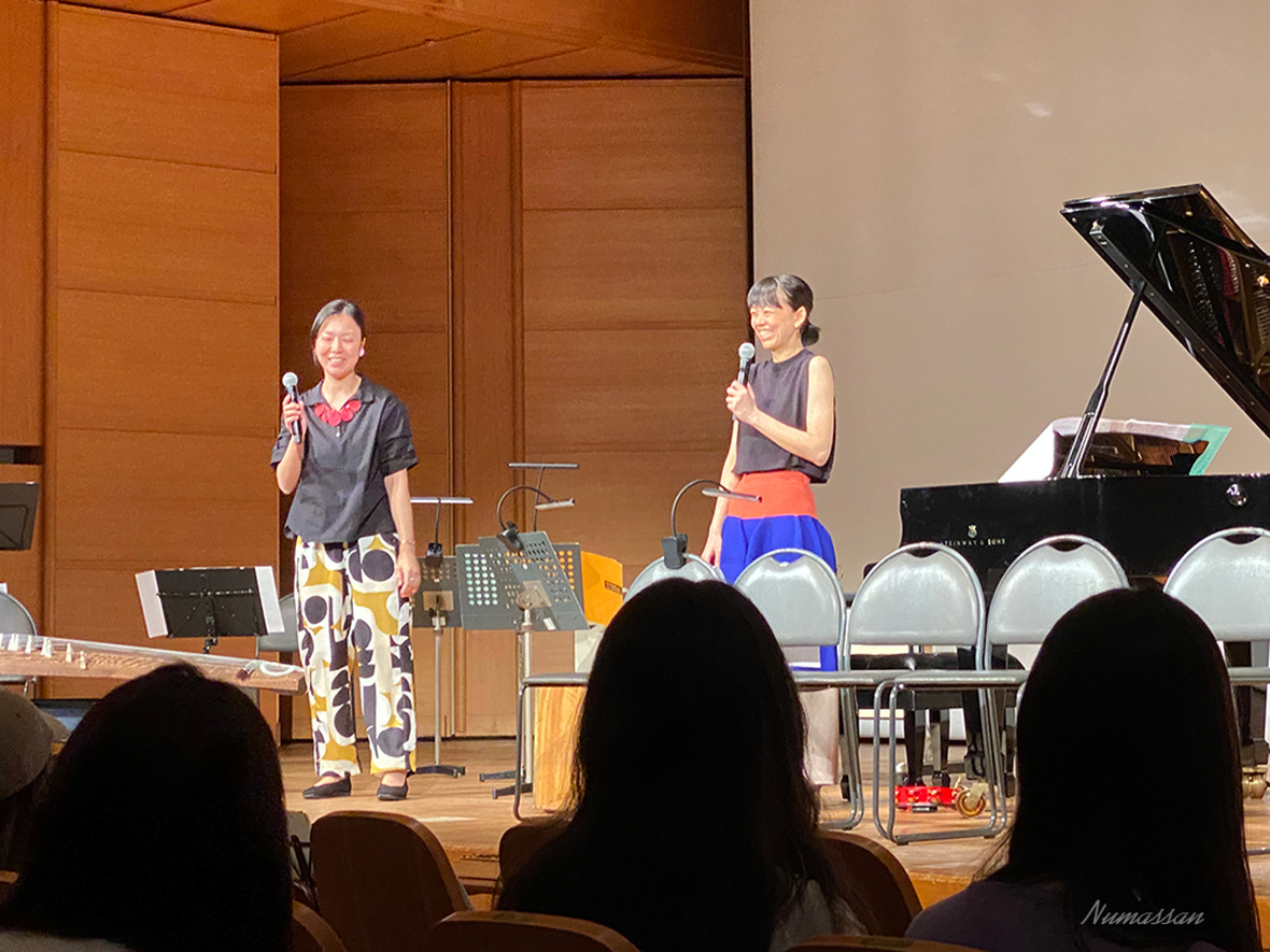 ピアニストの水永亜実子さんとステンドグラス作家の水永阿里紗さんがステージでトーク