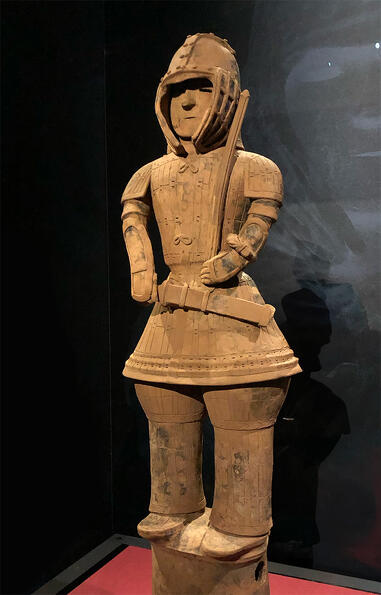 はにわ展で展示の挂甲の武人(国宝)全体の写真