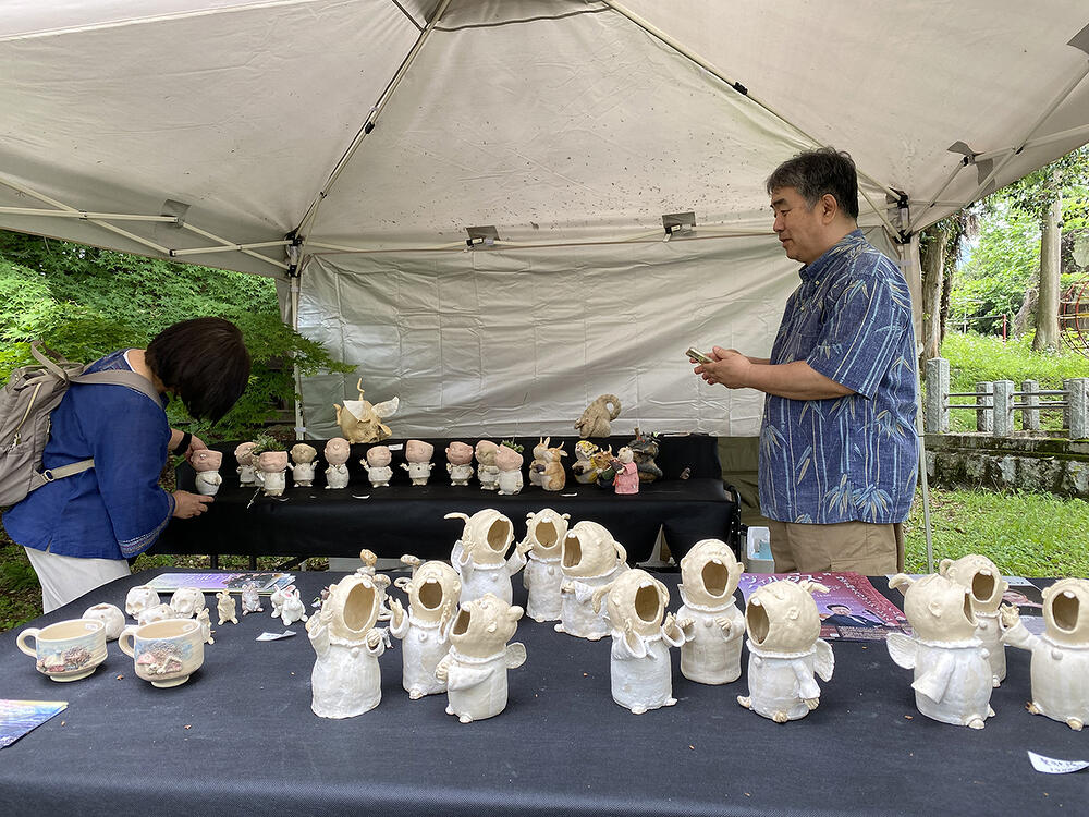 陶器市で作品を並べ販売