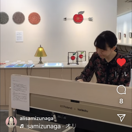 水永亜実子さんのピアノ演奏と共に水永阿里紗さんのステンドグラスを紹介